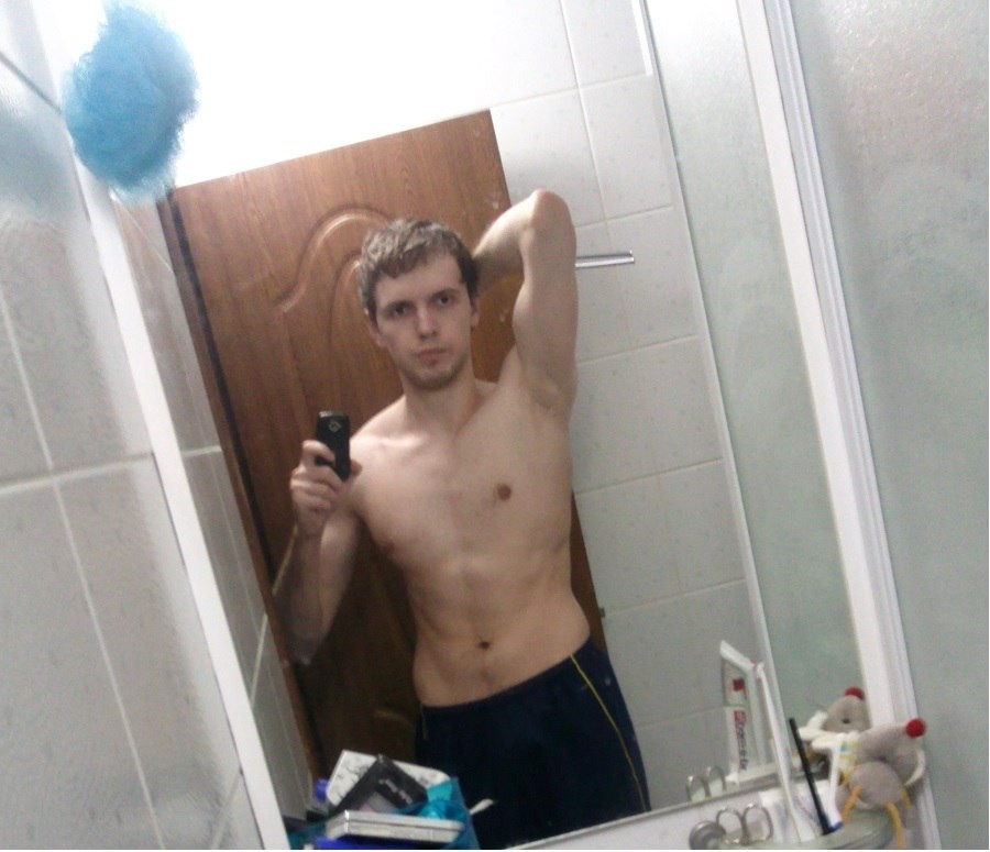 Селфи с голым членом перед зеркалом в ванной фото