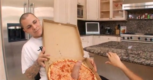Парни из службы доставки пиццы засадили клиентке в рот и в вагину