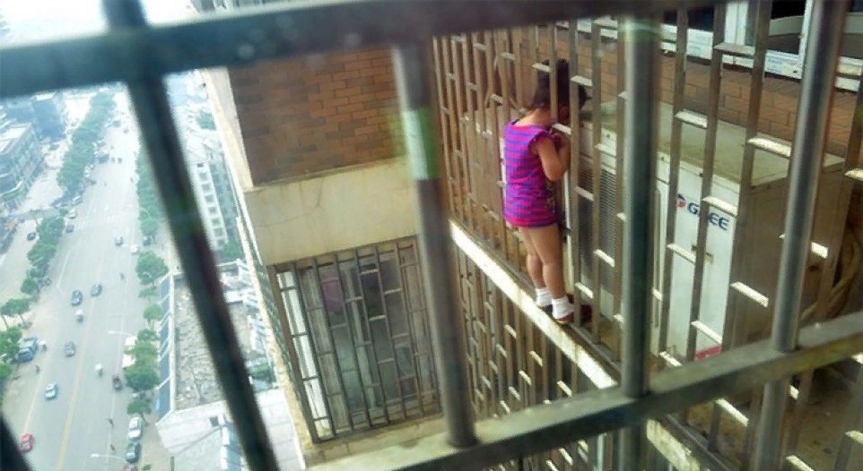Eliana Rose делает минет на балконе небоскрёба
