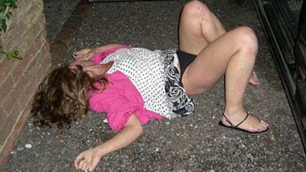 Пьяная жена мастурбирует под елкой фото