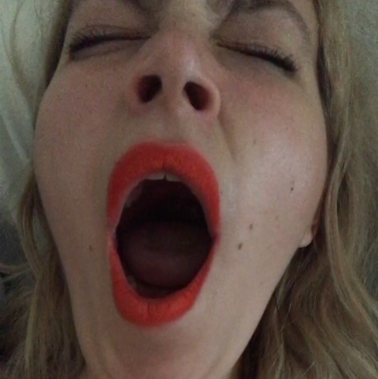Голая жена пытается языком достать до соска фото