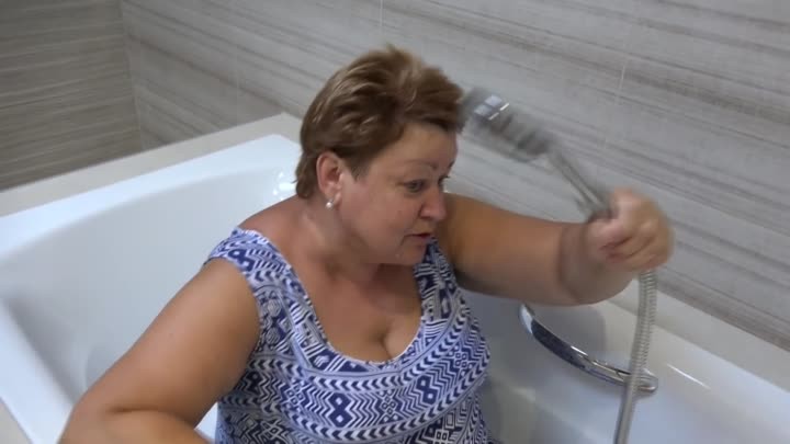 Толстуха помывшись мастурбирует в ванной комнате
