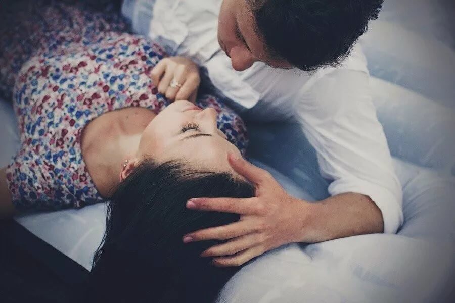 Женщина целует спящего мужчину 80 фото - секс фото 