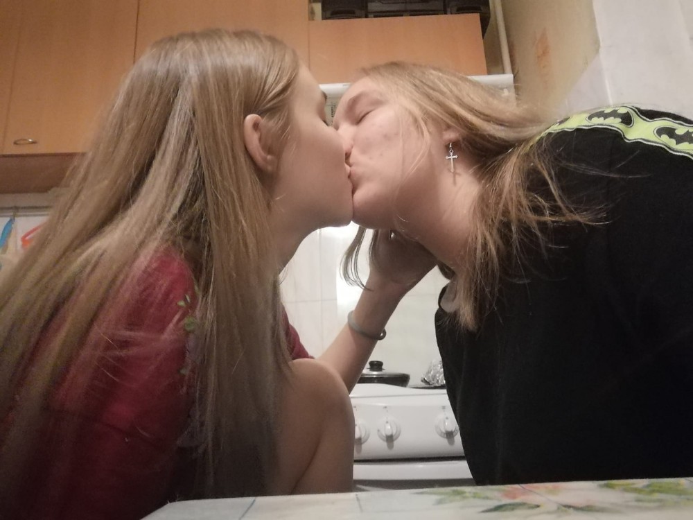 Лесбийский Поцелуй Уитни Краудер И Эммы Гринвелл – Путь 2023 2023