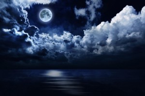 Создать мем: ночное небо с луной и облаками, ночные облака 1920х1080, лунная ночь