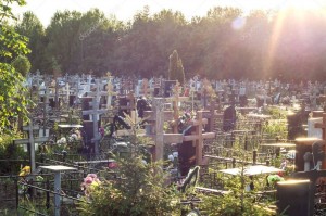 Создать мем: северное кладбище березовский, одесенское кладбище ярославль, митинское кладбище могила париж