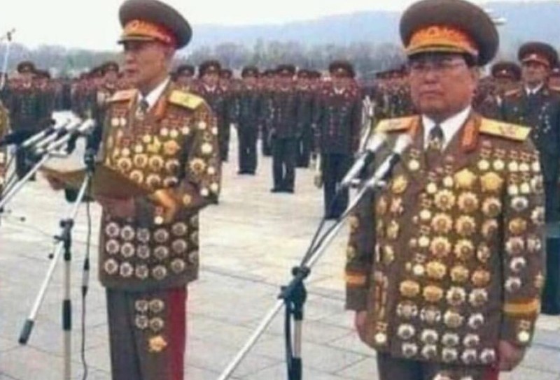 Создать мем: медали на ногах корейских генералов с орденами, генералы кореи в орденах, ордена генералов северной кореи