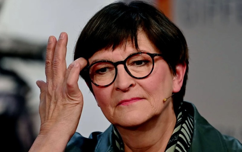 Create meme: politician, german Defense Minister, Minister of Defense Annegret Kramp-Karrenbauer