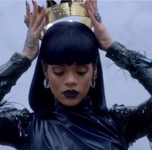 Create meme: Rihanna puts on a crown, Rihanna with a crown, Rihanna with a crown