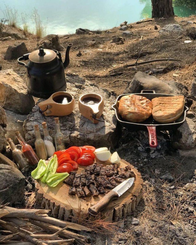 Create meme: bushcraft food, eating at the campfire, Bushcraft kitchen halt