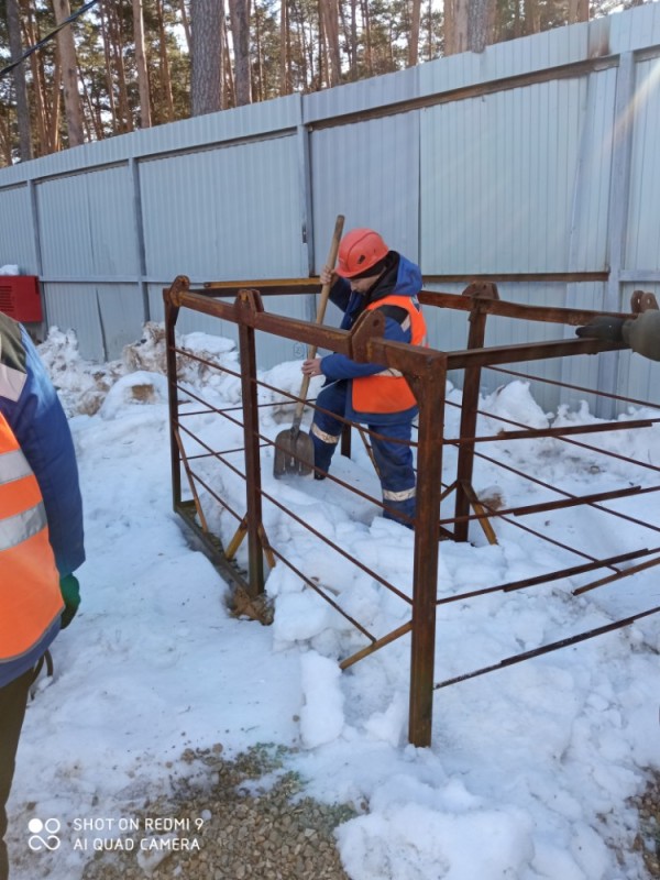 Create meme: installation of metal structures, work site, shooting on the fence