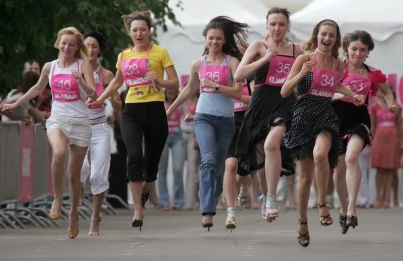 Create meme: running in heels, A crowd of women is running, race