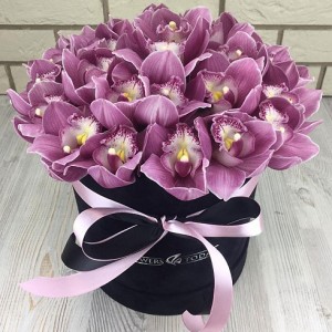 Создать мем: букет орхидей кофе фото, букет с бордовой орхидеей, цветок в коробке орхидея