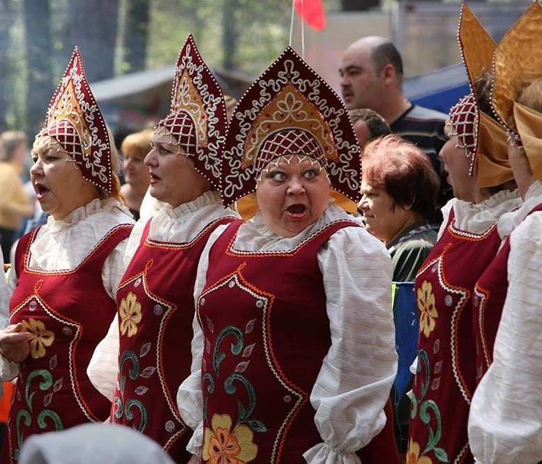 Создать мем: кокошник смешной, баба в кокошнике, толстая баба в кокошнике