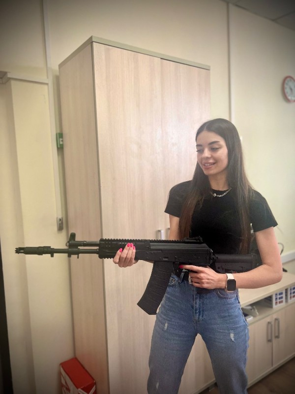 Создать мем: девушка оружие, женщина, melissa gun модель