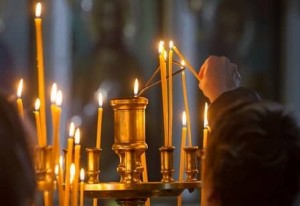 Создать мем: фотографии горящей свечи в храме, православные религиозные обряды, заупокойная литургия