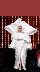 Создать мем: подушка и одеяло высокая мода, viktor & rolf haute couture fall 2018 show, высокая мода эпатаж