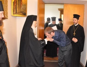 Создать мем: патриарх константинопольский, священническое благословение рукой, духовное
