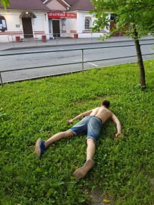 Создать мем: лежа, Человек, на траве
