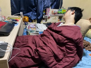 Создать мем: хикикомори, спит на работе, японская субкультура хикикомори