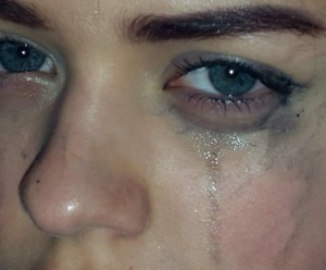 Создать мем: плачущие глаза, слезы это не признак слабости, девушка со слезами