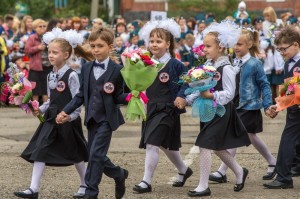 Создать мем: первоклассники москвы, 1 сентября школьники, первоклашки идут в школу