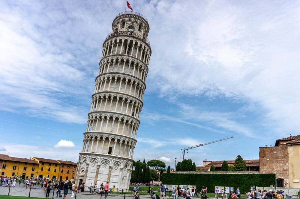 Leaning tower. Пизанская башня Италия. Достопримечательности Италии Пизанская башня. Падающая Пизанская башня. Падающая башня в Пизе.