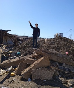 Создать мем: свалка бетонных плит, гора мусора в некрасовке 2019, человек