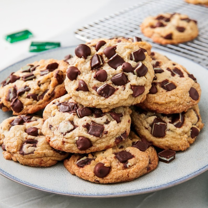 Создать мем: американское шоколадное печенье кукис, печенье с кусочками шоколада, chocolate chip cookies