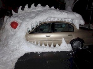 Создать мем: сугробы в томске, машина обледенела, машина под снегом