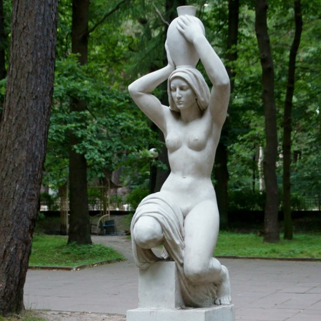 Create meme: Herman brachert "water carrier" Svetlogorsk, svetlogorsk attractions sculptures, girl with a jug sculpture svetlogorsk