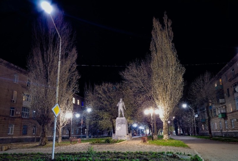 Create meme: the monument to Lenin , Petrovsky district of Donetsk Palace of Culture, sights of Orenburg