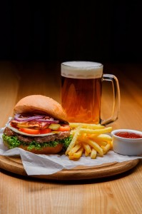 Создать мем: акция бургер и пиво, burger and guinness, пиво и картошка фри