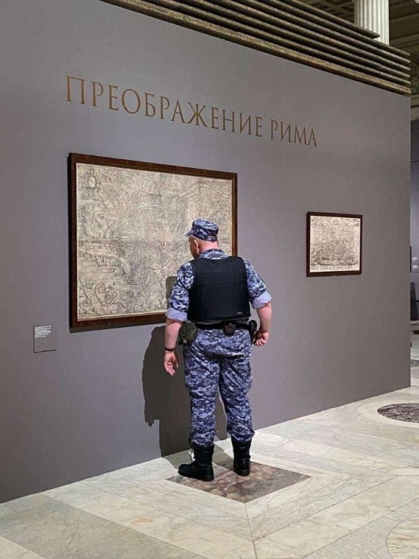 Create meme: rosgvardiya Moscow, security at the museum, protection of important state facilities