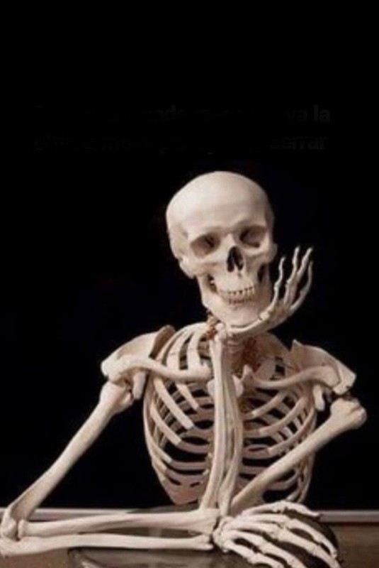 Создать мем: человек скелет, скелет, ждущий скелет