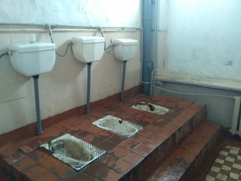 Создать мем: советский туалет, туалет в школе ссср, старый туалет