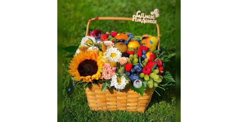 Create meme: bouquet "basket with berries", basket with fruits and flowers, fruit basket