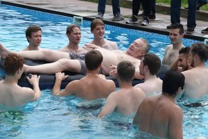 Создать мем: владимир жириновский, жириновский с мальчиками купается в бассейне, жириновский и мальчики в бассейне