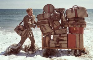 Создать мем: собранный чемодан, портфель, человек с чемоданом на побережье