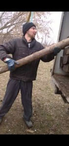 Создать мем: рубка дров, человек, приспособление для окорки бревен