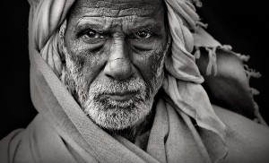 Создать мем: лицо индуса, старое лицо, черно белый портрет