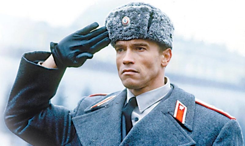 Create meme: Arnold Schwarzenegger red heat, Schwarzenegger salutes, red heat schwarzenegger