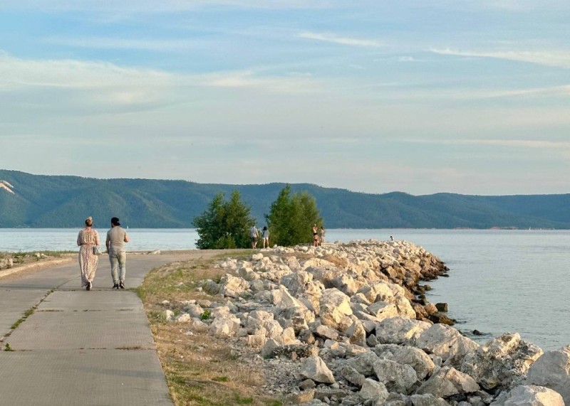 Create meme: Krasnoglinskaya embankment Samara, slyudyanka Baikal, lake Baikal 