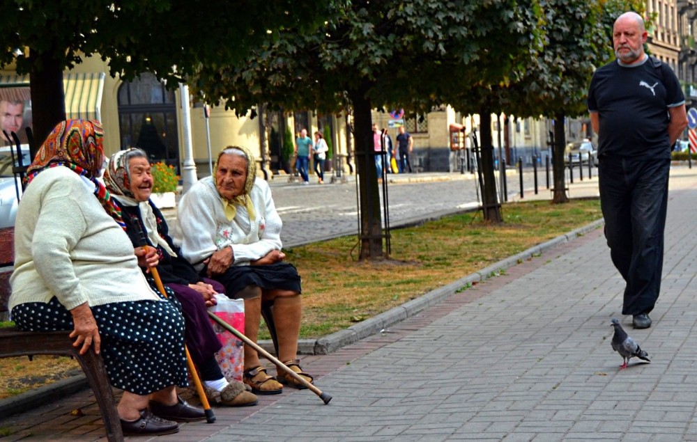 Бабки на лавочке фото