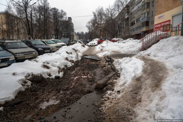 Создать мем: в снегах, грязная лужа, грязный снег