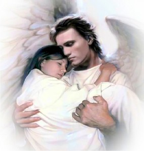 Создать мем: ангел с ребенком на руках, ангел хранитель обнимает, влюбленные ангелы