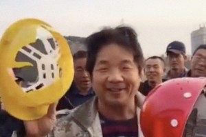 Создать мем: китаец каска рабочего и каска начальника, желтые шлемы китайцы, рабочие китайцы в касках