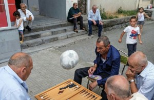 Создать мем: армяне нарды мерседес, карабах армения, играют в нарды