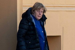 Создать мем: мик джаггер и его жена, пини захави, merkel bilderberg