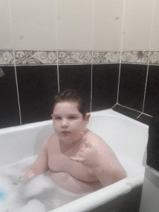 Создать мем: человек, купание в ванной, малыш в ванной
